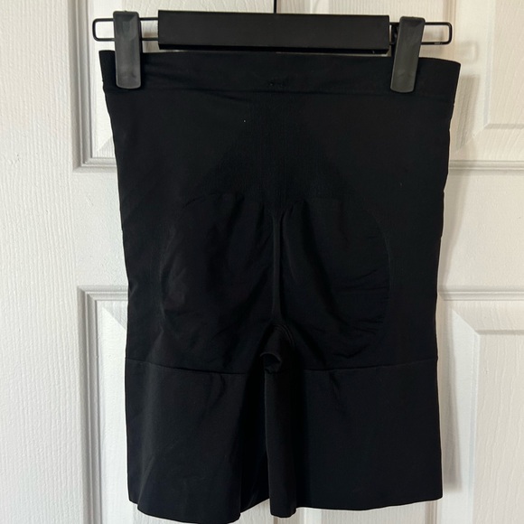 Spanx Oncore Mid thigh sculpt Short black size Large - Picture 5 of 7
